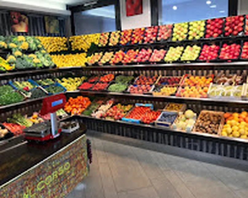 Il banco della frutta nel negozio Sfrutta-C